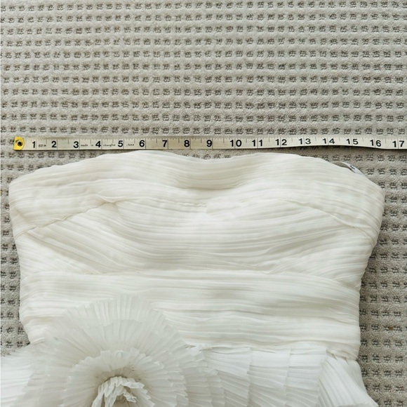 AJE
Strapless Ruffled Short Dress
AU size8/US size4 - Picture 2 of 4